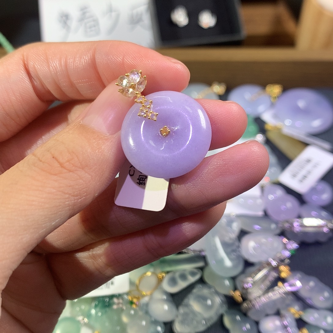 翡翠18K金镶嵌颈饰紫色平安扣自然光看浅点