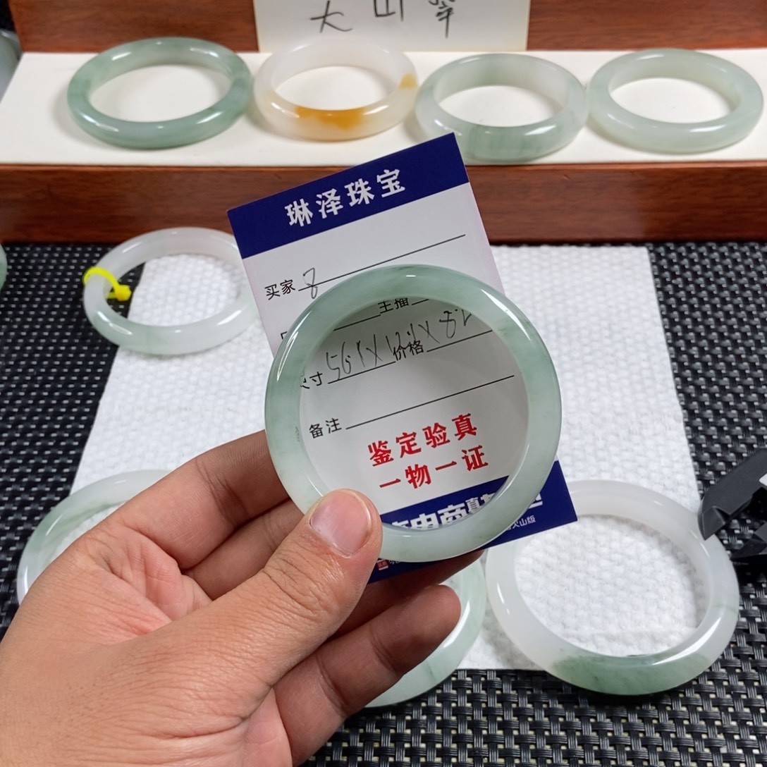 冬***阳石英质玉未镶嵌手镯8