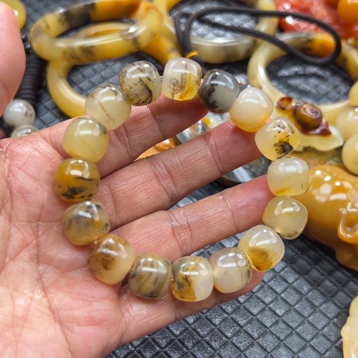 石英质玉（黄龙玉）颈饰未镶嵌
