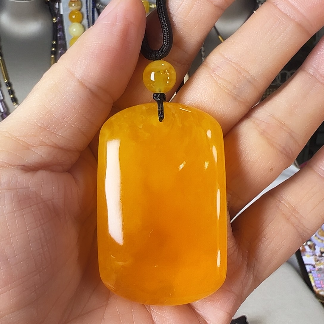 天***姐蜜蜡未镶嵌颈饰焦皮料芬达色平安无事牌