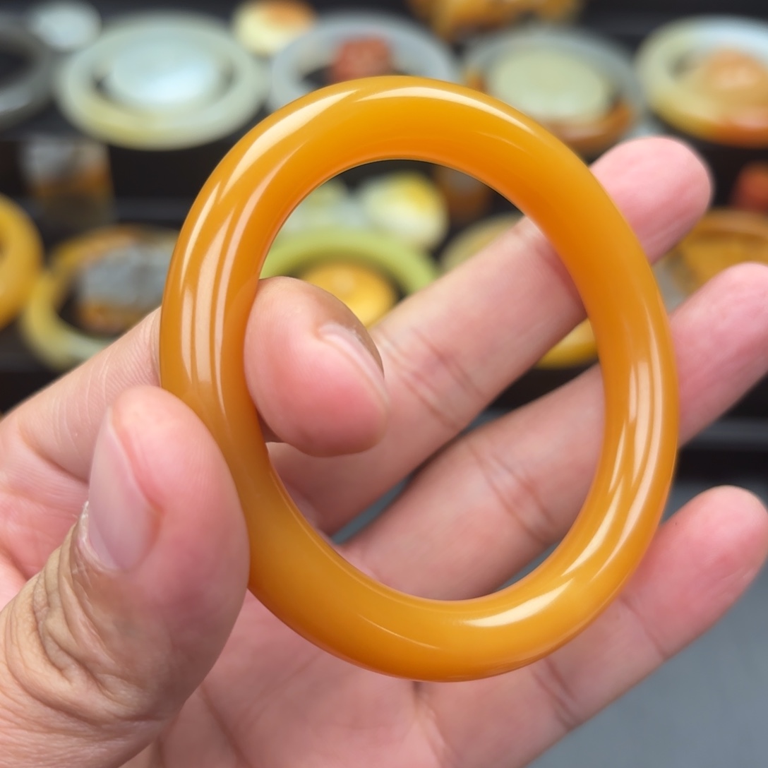 盐****石英质玉（黄龙玉）未镶嵌颈饰