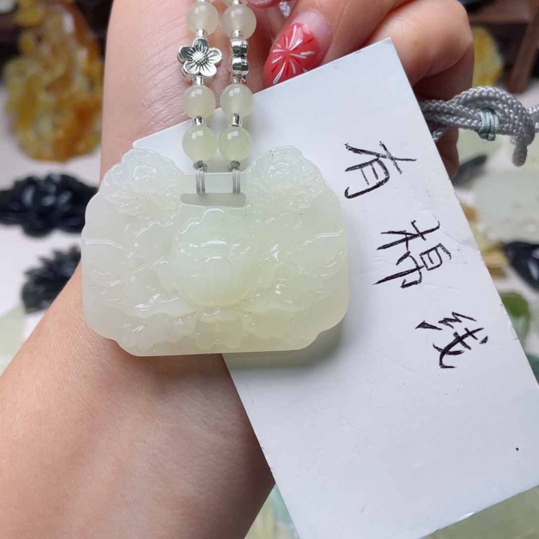 蛇纹石玉颈饰未镶嵌