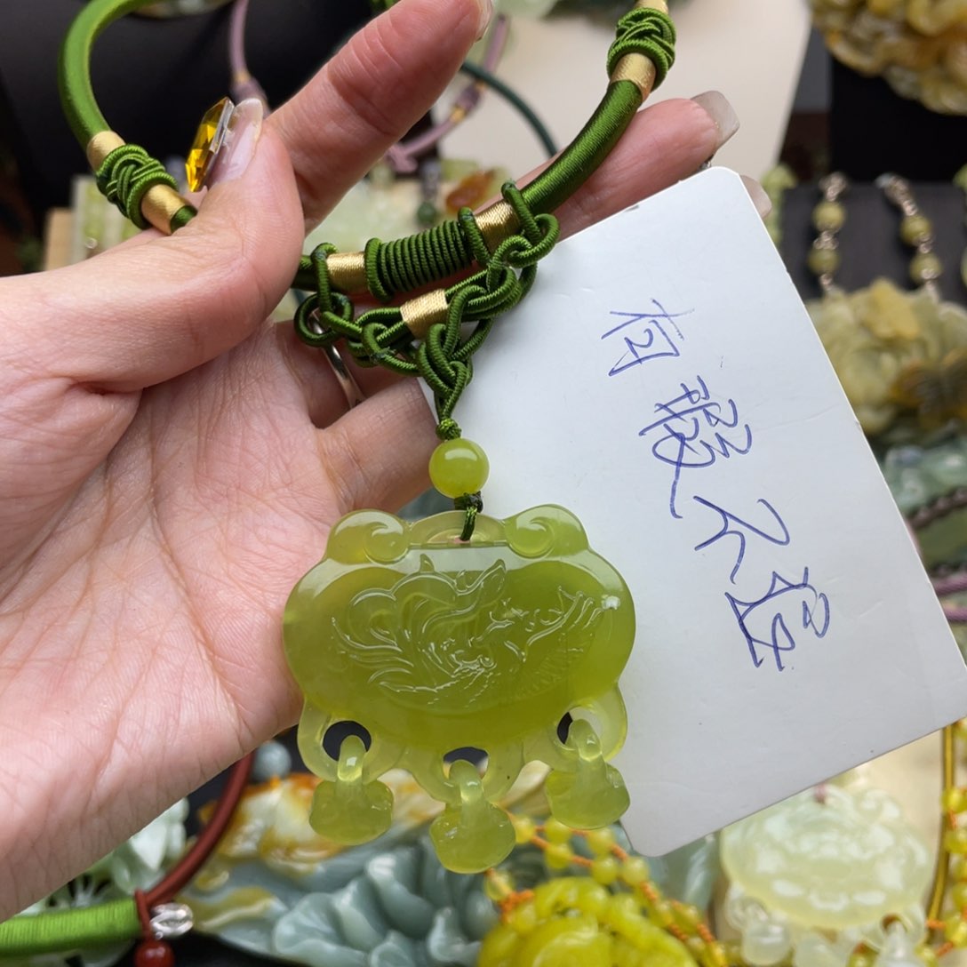 蛇纹石玉颈饰未镶嵌