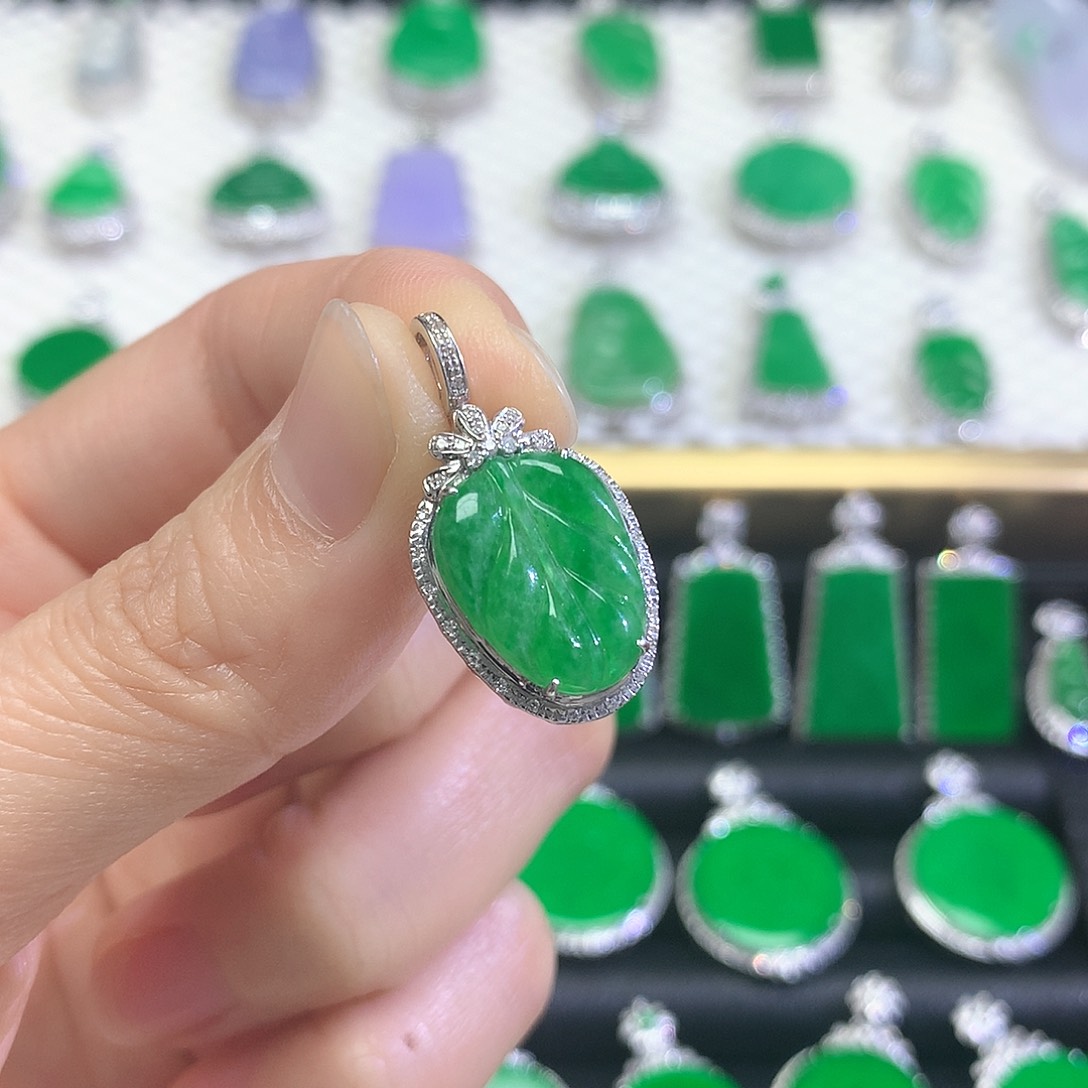 颈饰18K金镶嵌翡翠吊坠