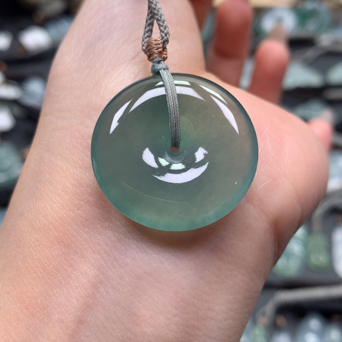 翡翠颈饰未镶嵌扣子