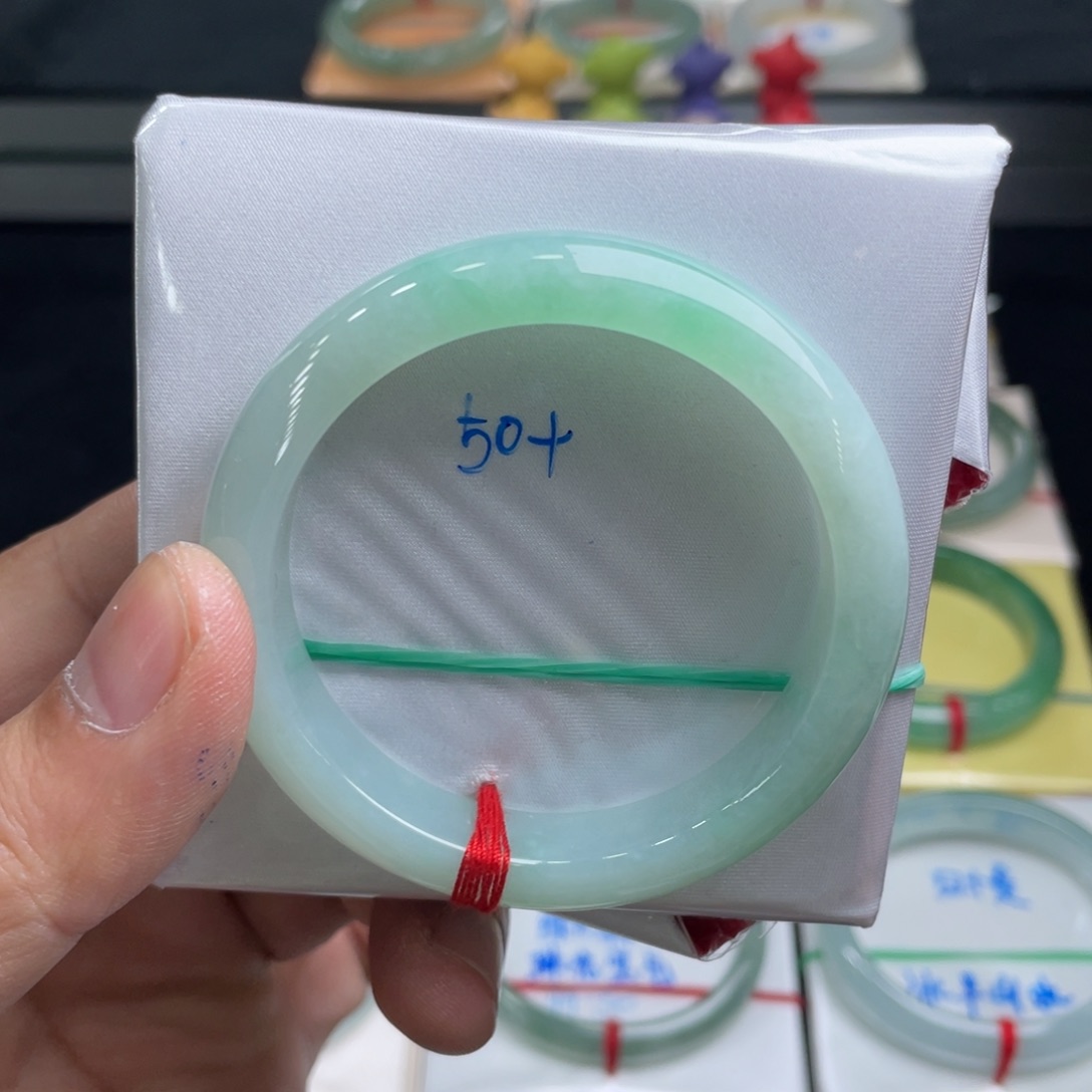 翡翠手镯未镶嵌翡翠手镯