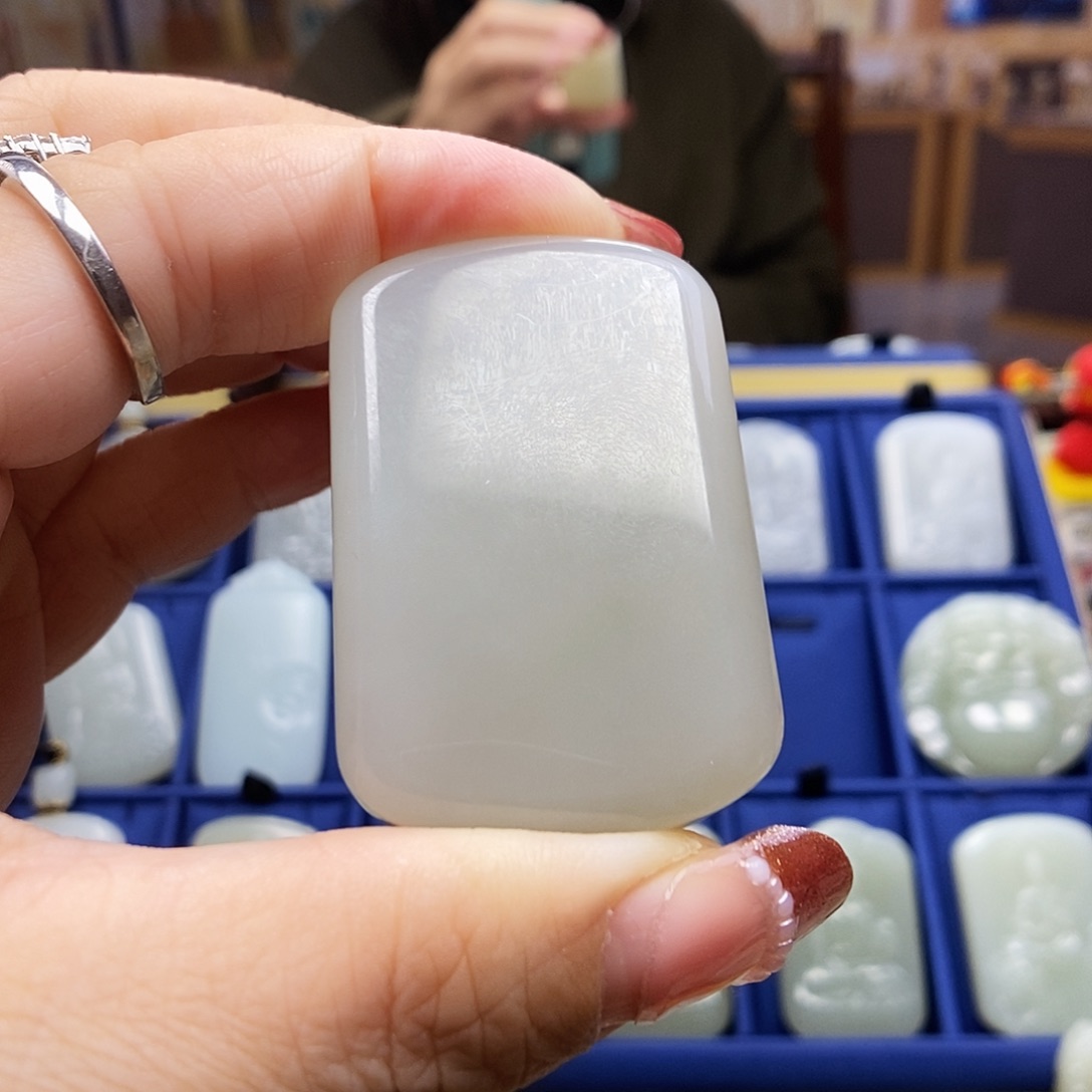 和田玉颈饰未镶嵌一***任