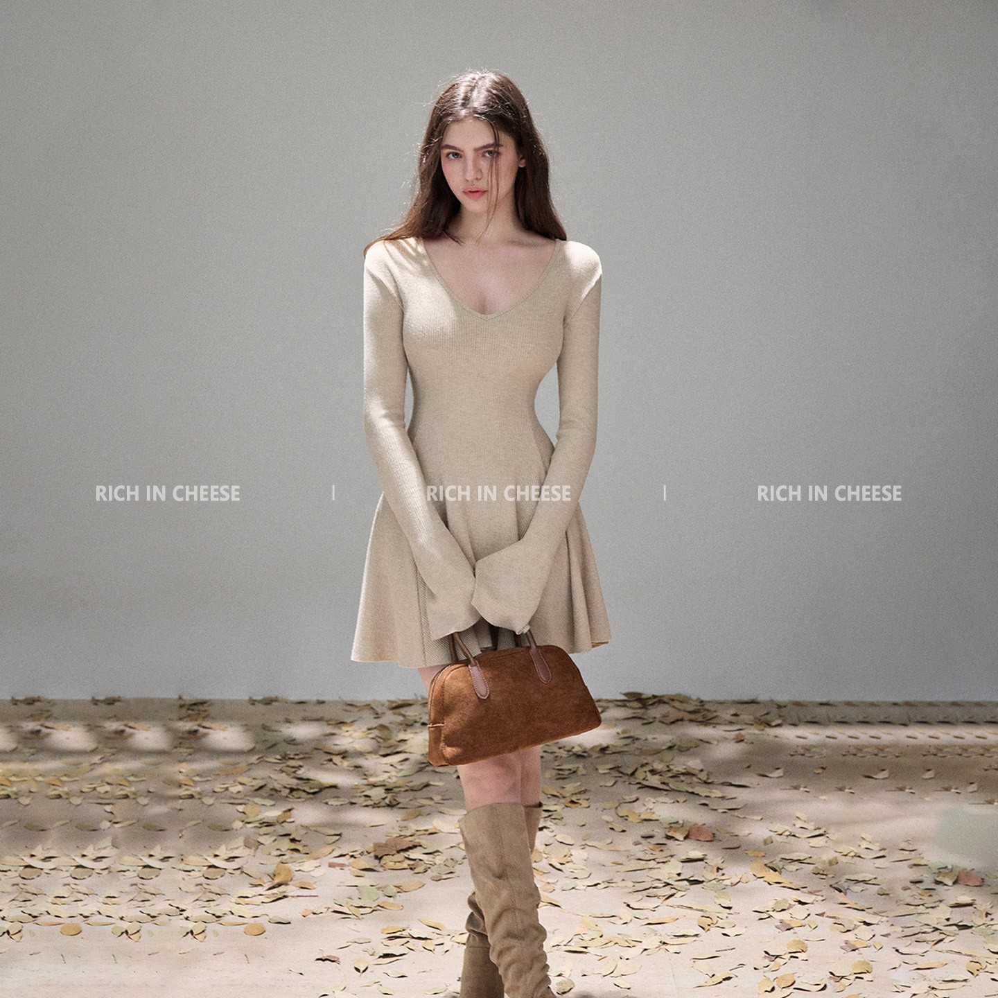 RICH IN CHEESE茶香可颂【V领短裙版】秋冬长袖高弹针织收腰连衣裙