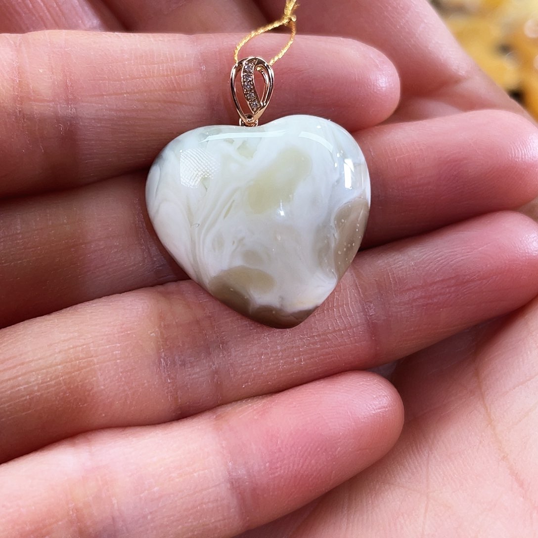 琥珀吊坠(赠链)18K金镶嵌蜜蜡吊坠