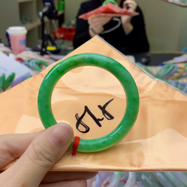 翡翠手镯未镶嵌翡翠手镯