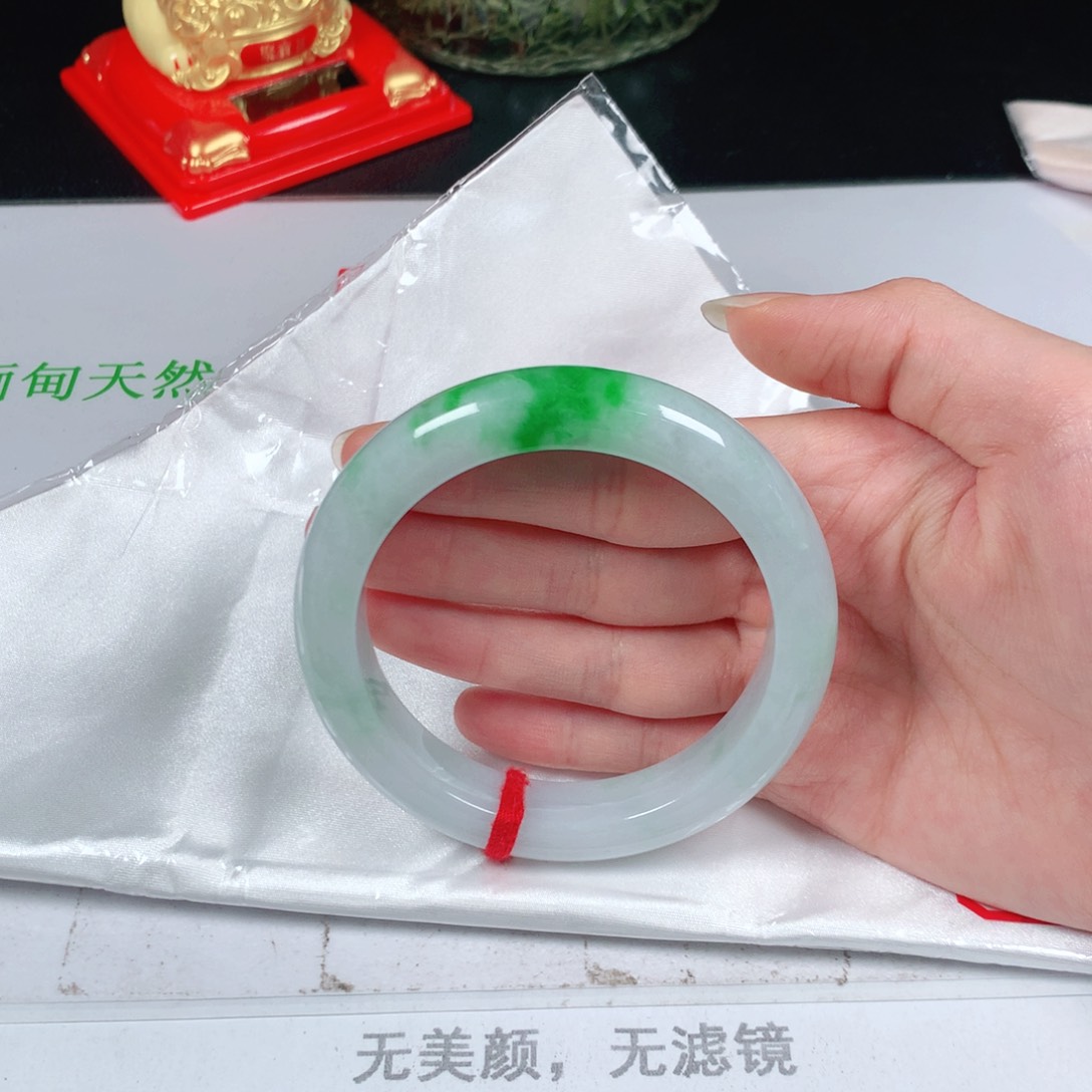 翡翠手镯未镶嵌60圈