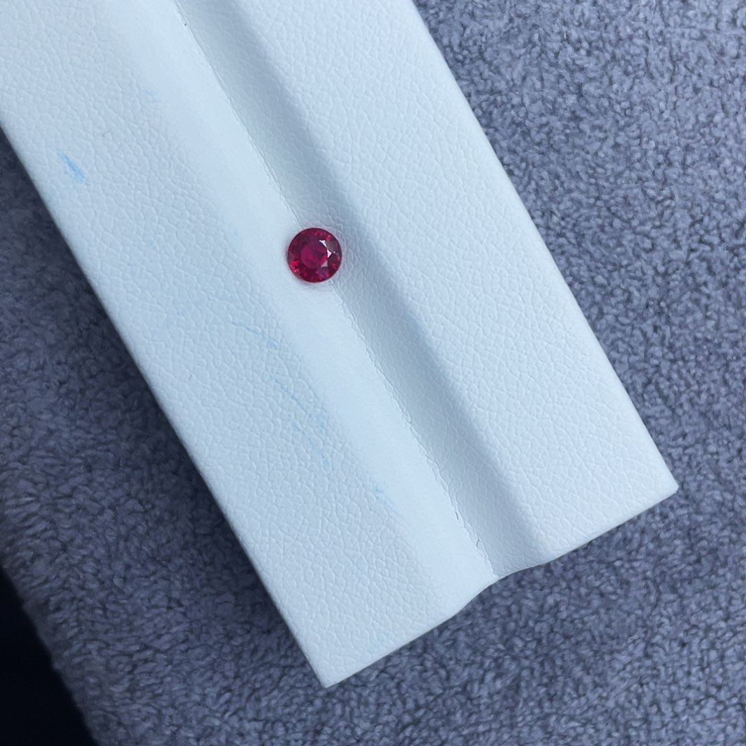 发***在裸石红宝石0.395Ct。 