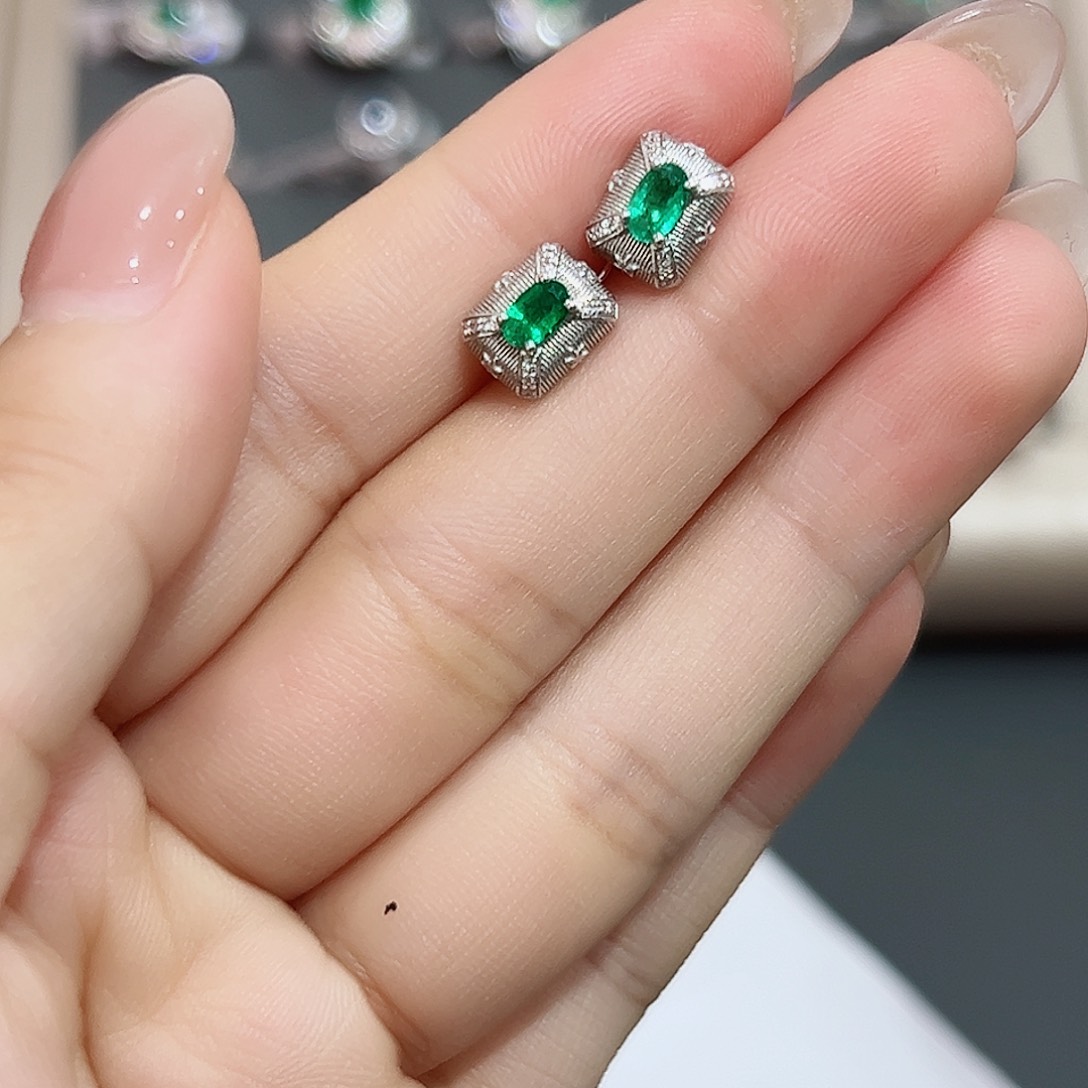 耳饰18K金镶嵌祖母绿