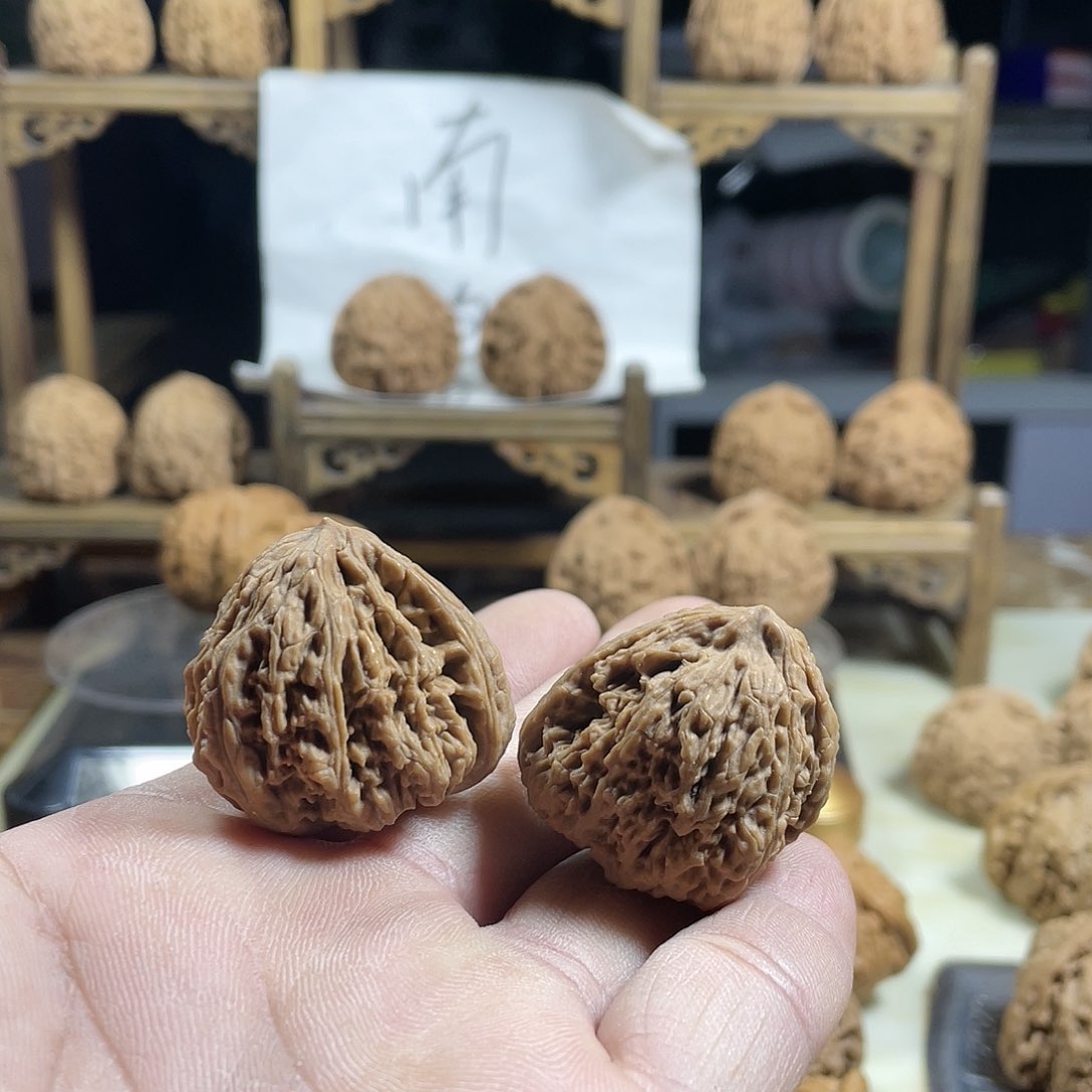 桃核吊坠工****事文玩核桃南将石