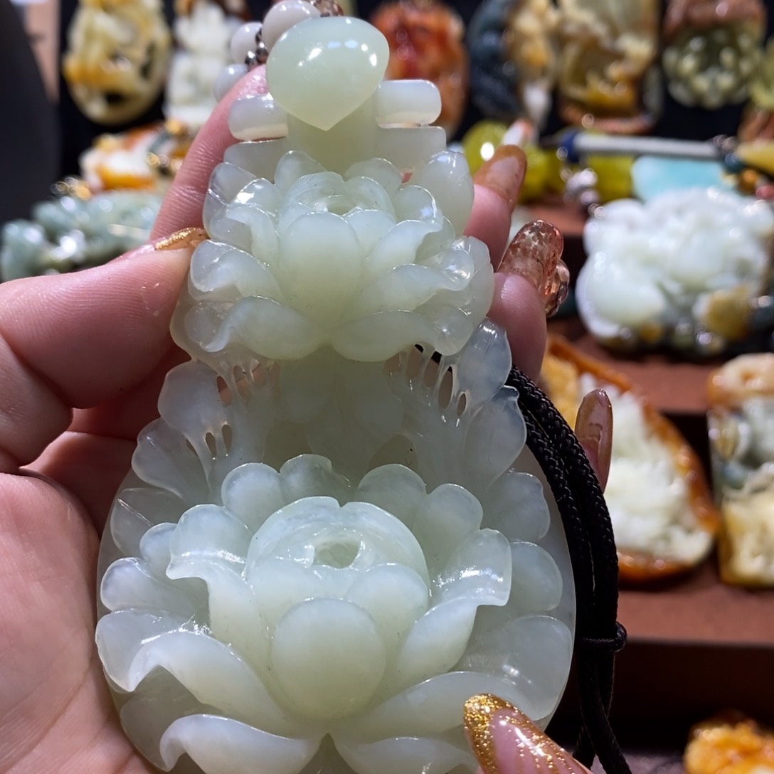 蛇纹石玉颈饰未镶嵌