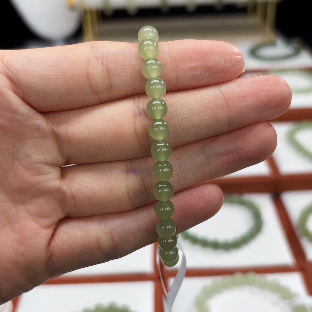 和田玉手串未镶嵌熊**