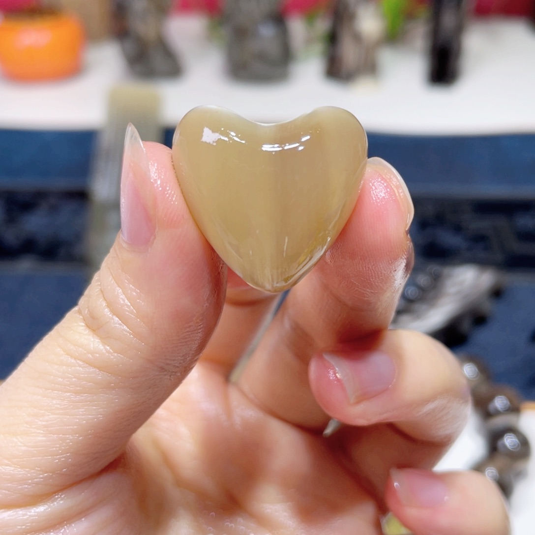 白水牛角斗牛角爱心吊坠