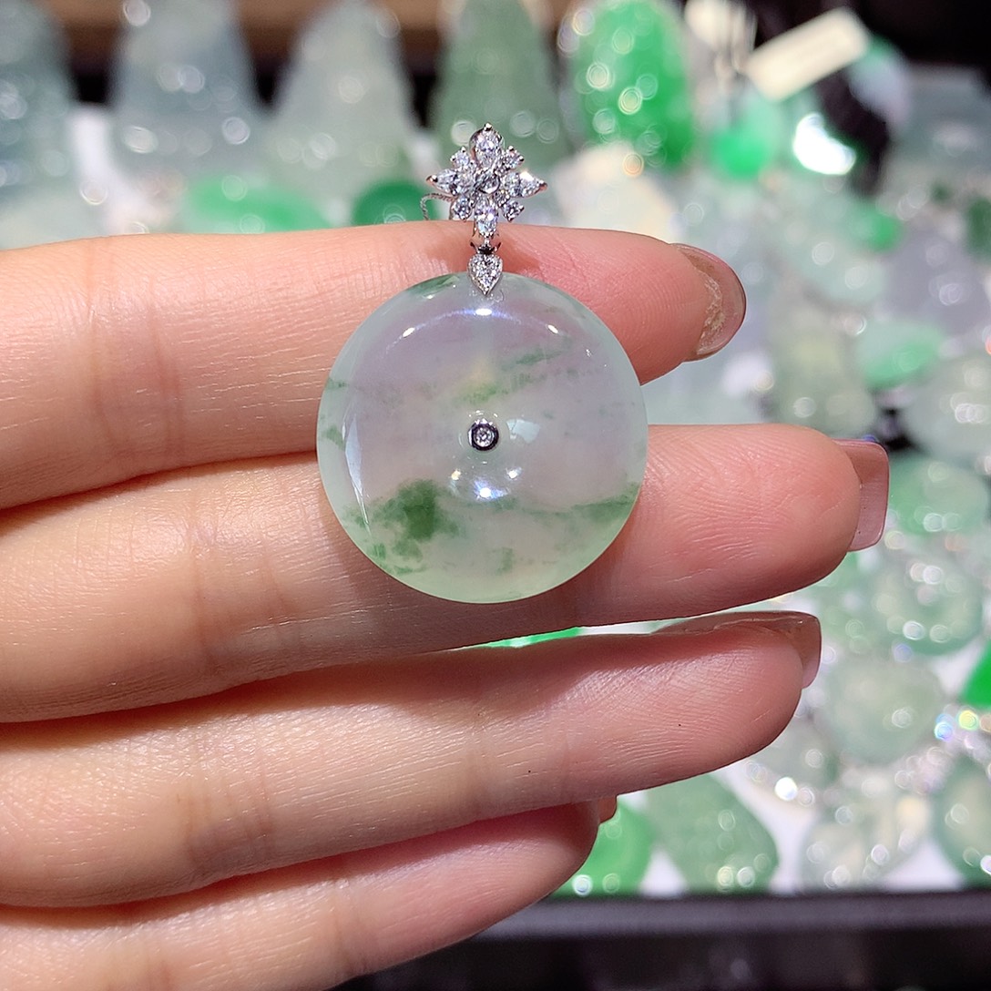 翡翠18K金镶嵌颈饰扣