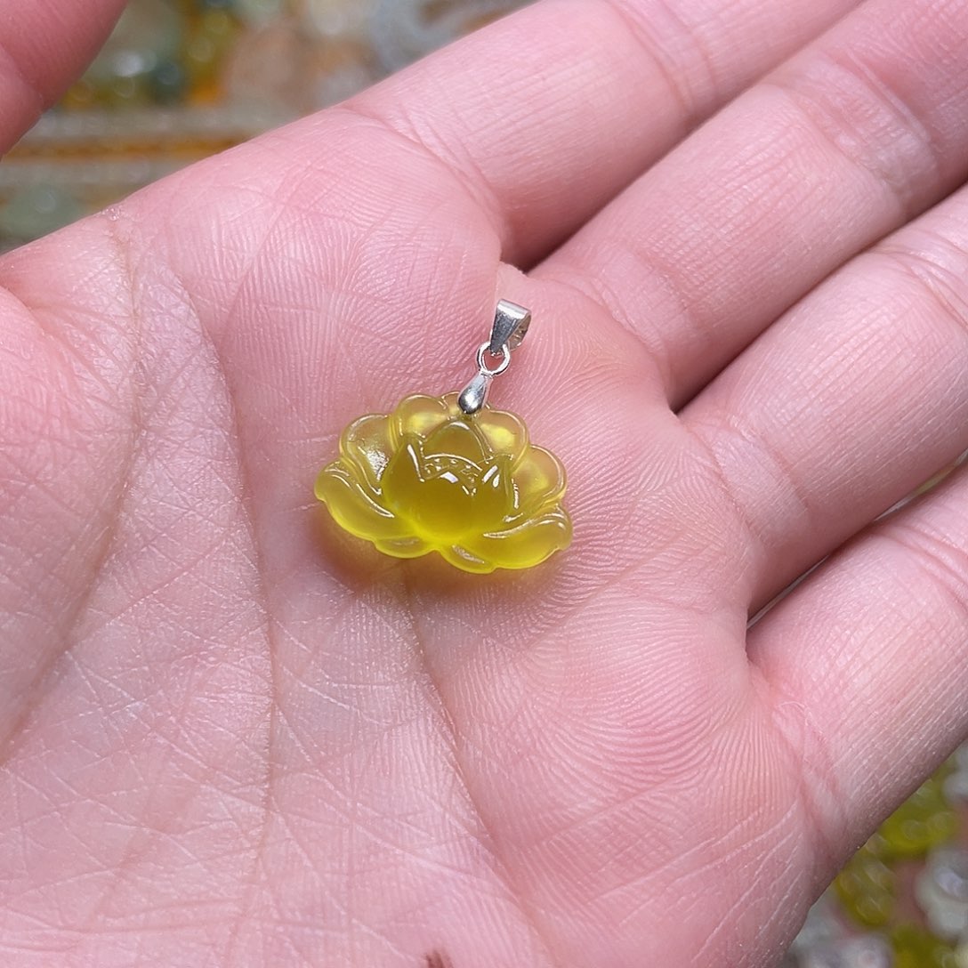 蛇纹石玉吊坠未镶嵌不****）