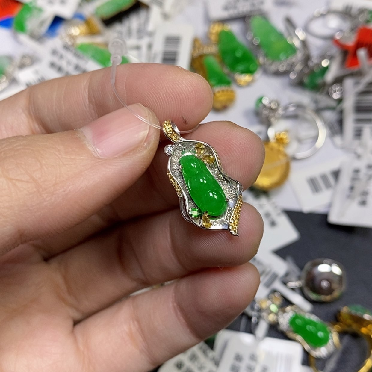 【闪购商品】颈饰18K金镶嵌翡翠山**富吊坠