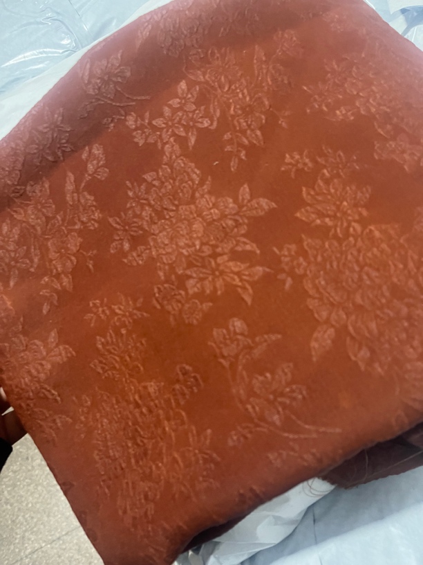 一米红云纱提花冠乐皱布料
