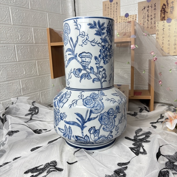 青花瓷花瓶釉下彩手绘陶瓷摆件新中式客厅博古架装饰品冬青果插花
