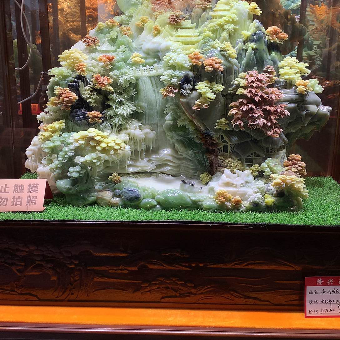 哈***哥蛇纹石玉未镶嵌摆件