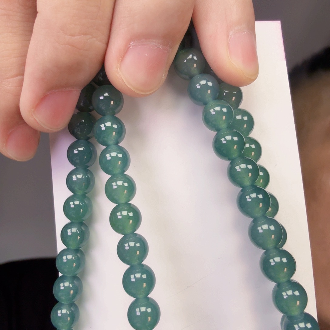 翡翠未镶嵌颈饰一件