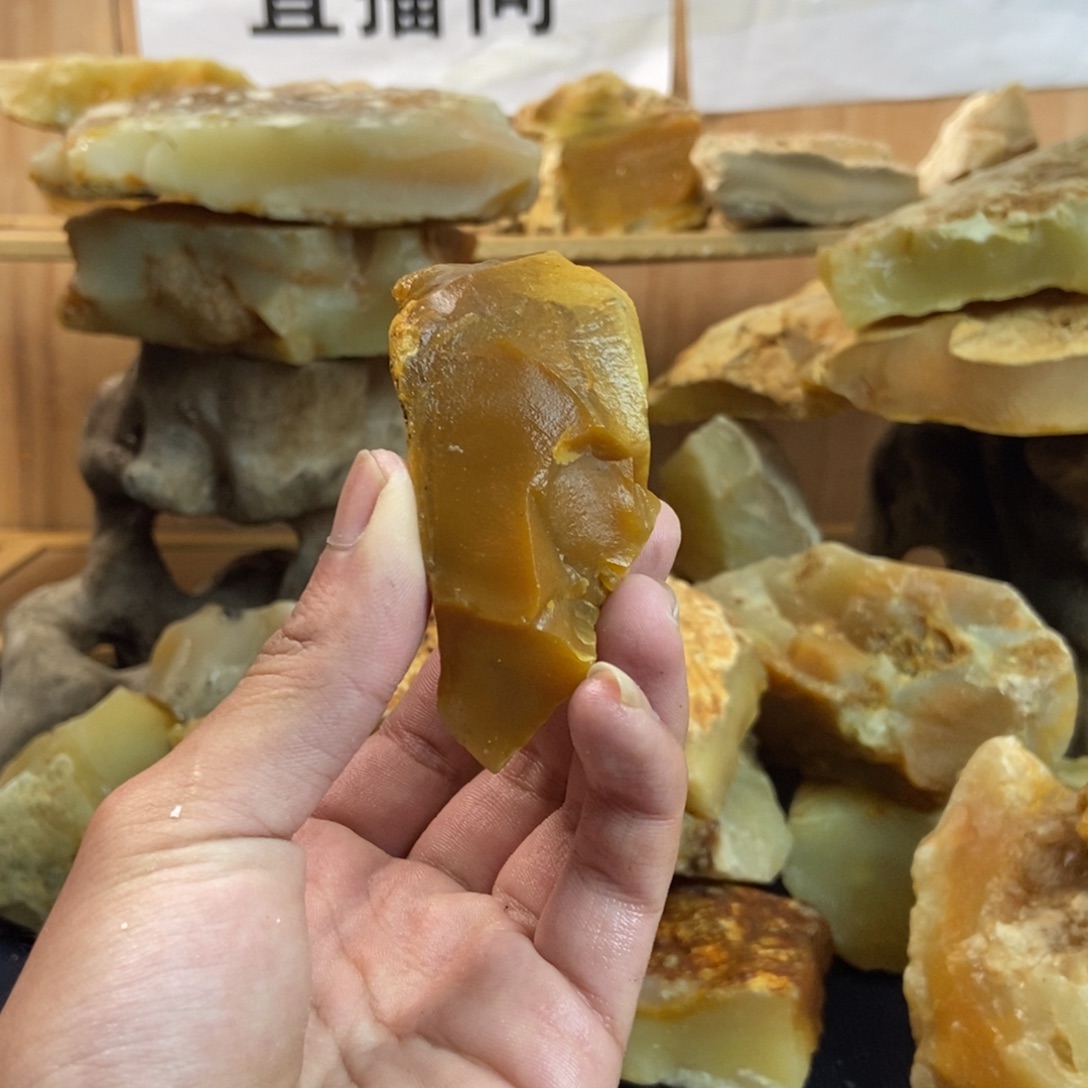 石英质玉（黄龙玉）未镶嵌珠宝奇石