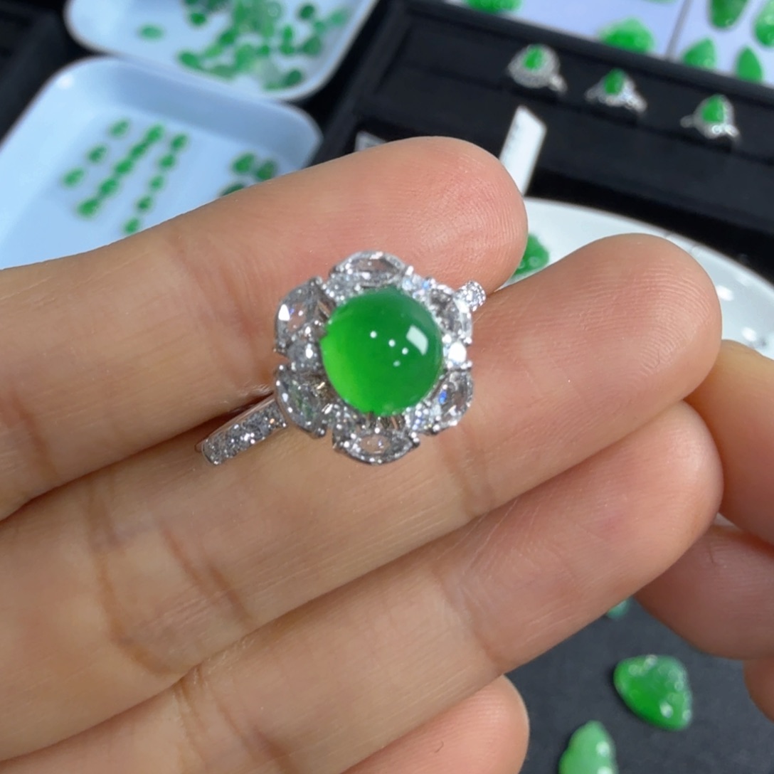 翡翠吊坠(不含链)18K金镶嵌?****钟绿蛋