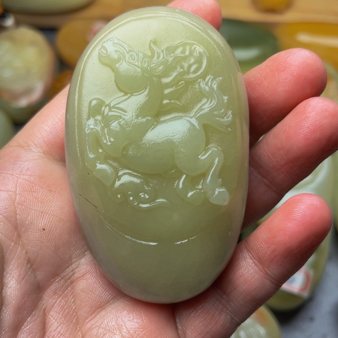 生***難石材方解石手把件马