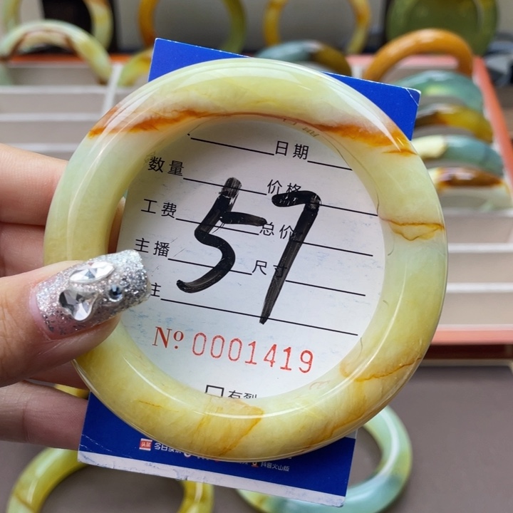 蛇纹石玉手镯未镶嵌在***月