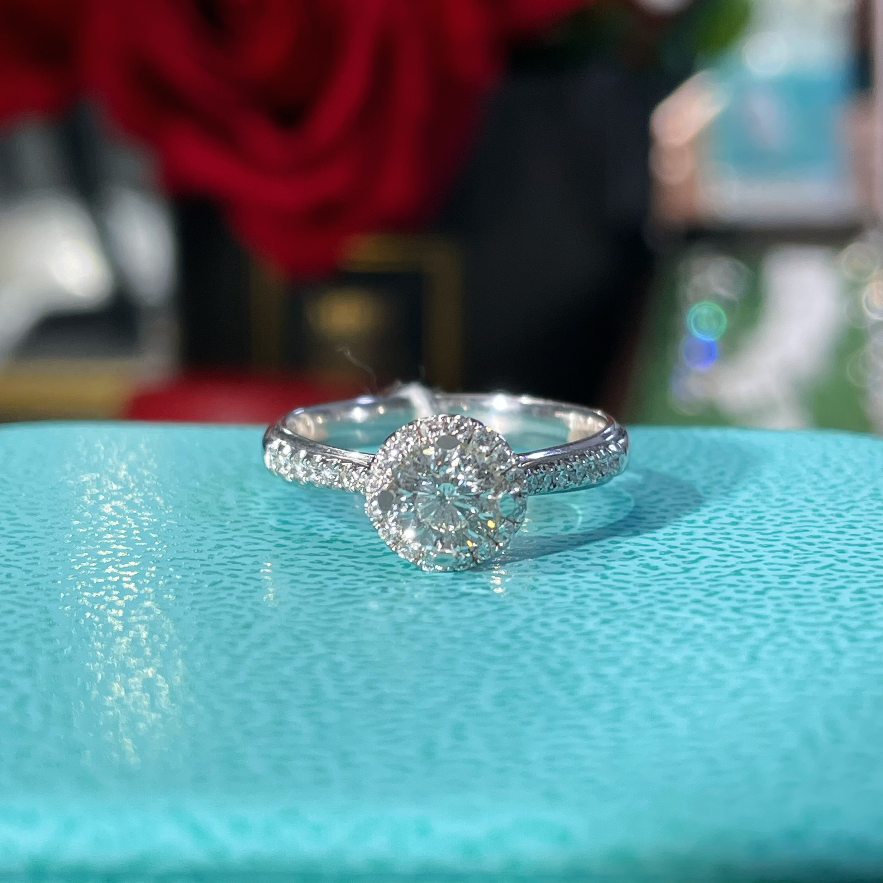 18K金主钻53分生哥经典圆包围镶显大钻石戒指净度VVS颜色H 13.5#