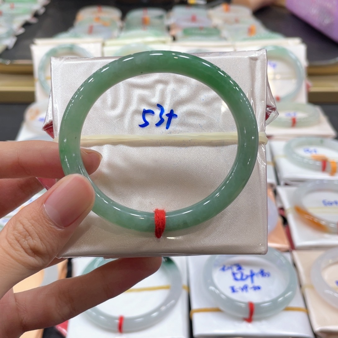 翡翠手镯未镶嵌翡翠手镯