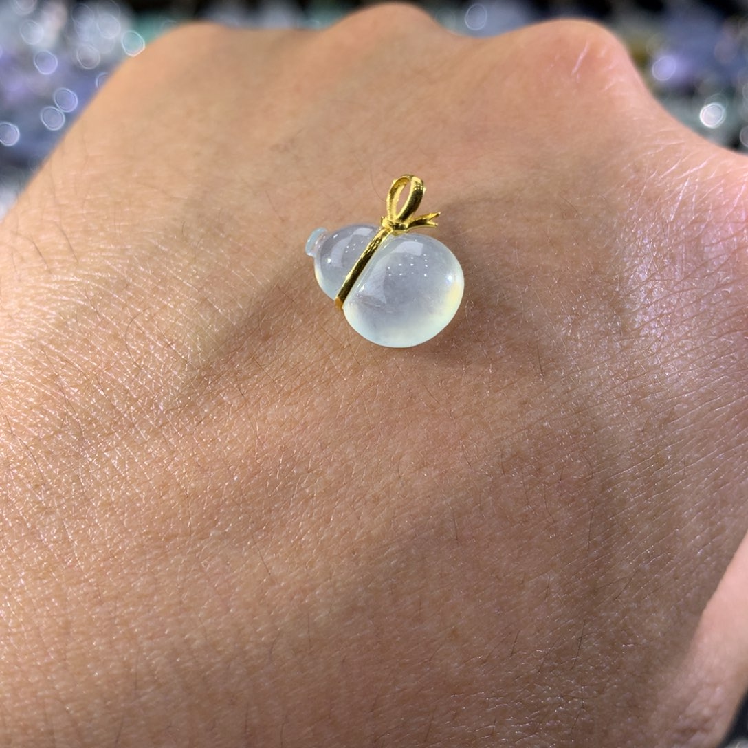 翡翠吊坠(不含链)18K金镶嵌七**虫