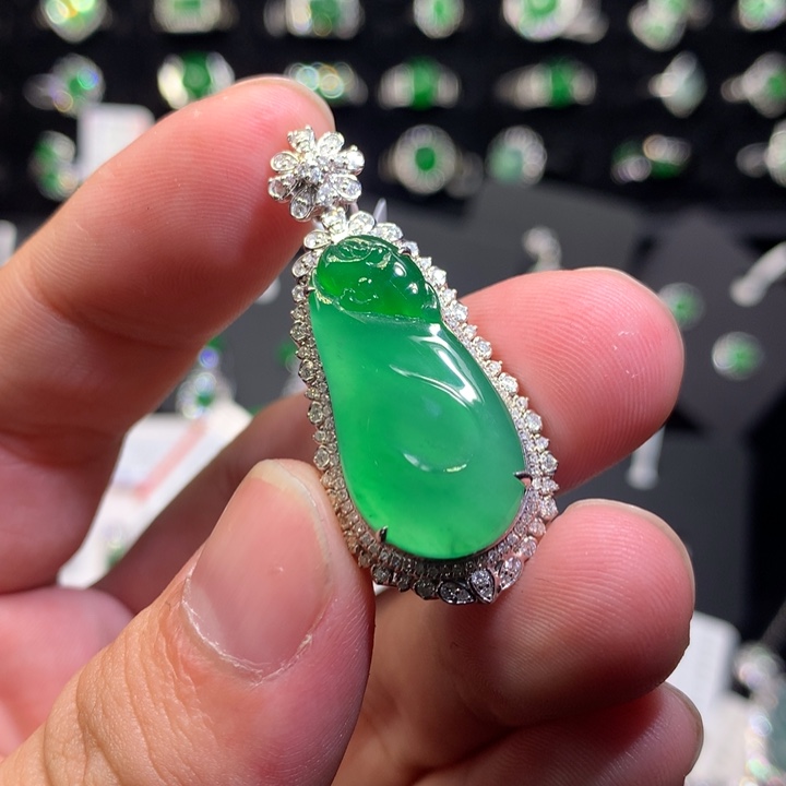 【闪购商品】翡翠颈饰18K金镶嵌桑**姆玉兰花