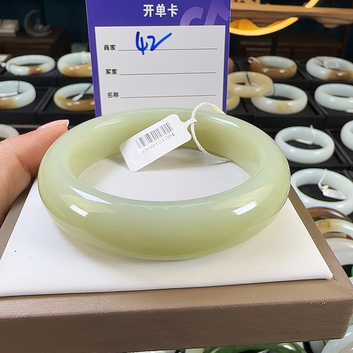 鑫****和田玉未镶嵌手镯