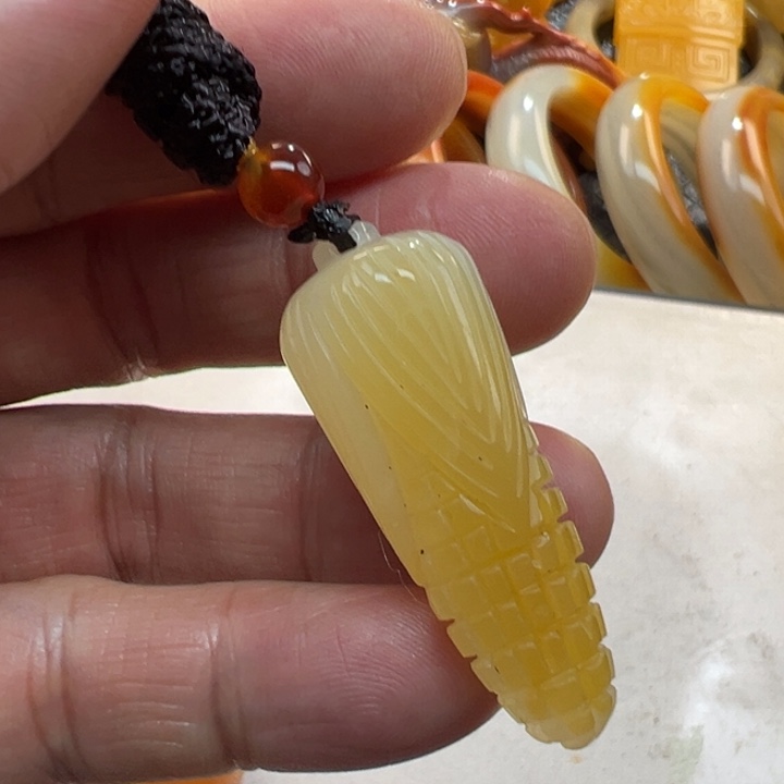 石英质玉（黄龙玉）颈饰未镶嵌