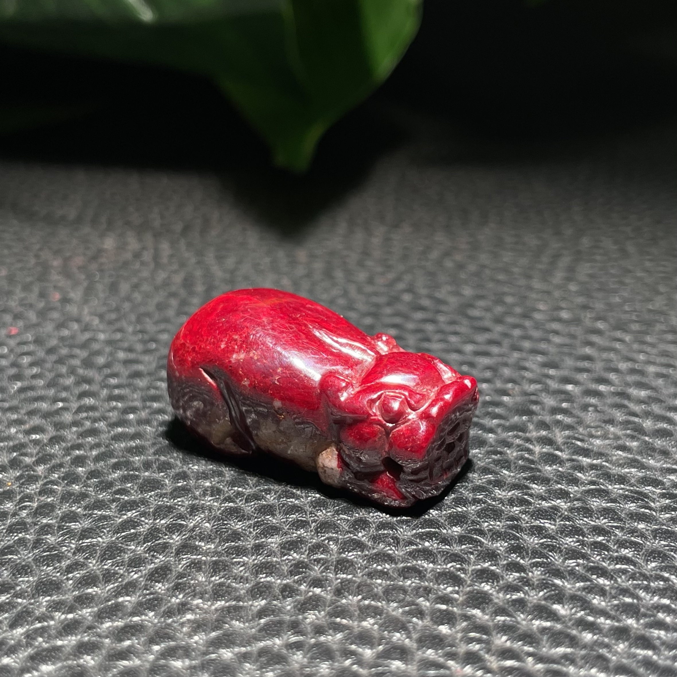 天然辰砂原矿石手工雕刻貔貅款吊坠男女精品配饰