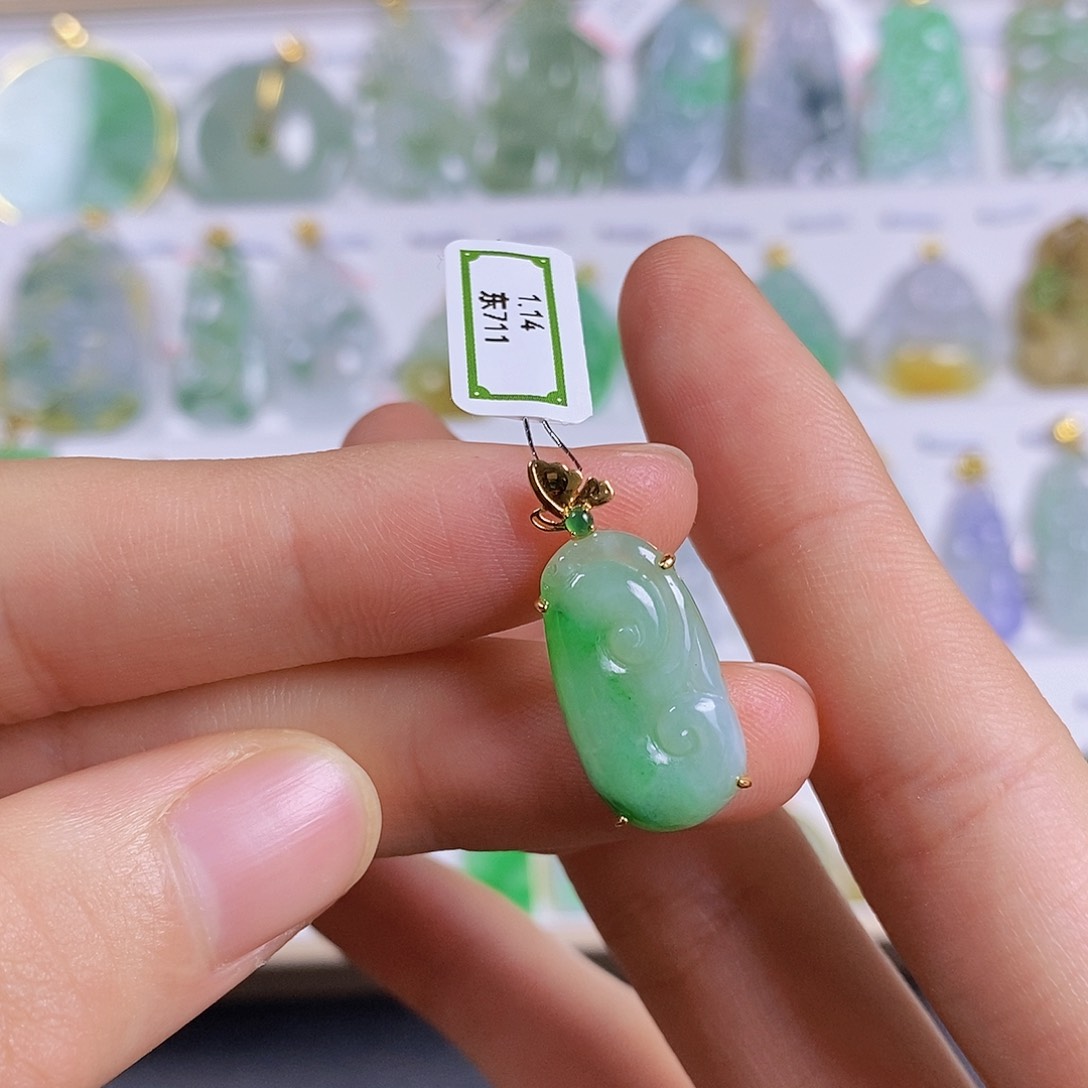 翡翠颈饰18K金镶嵌翡翠