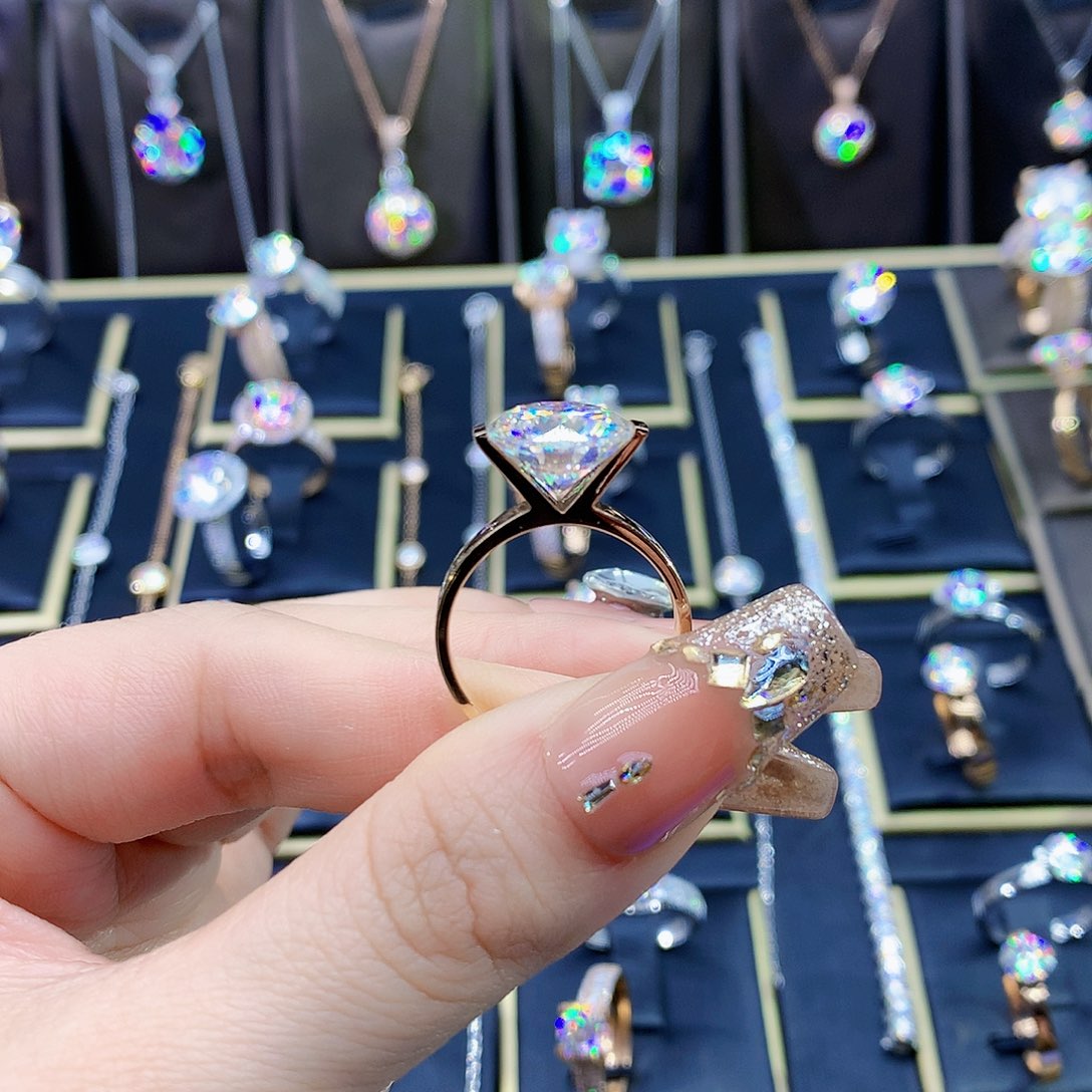 合成碳硅石（莫桑石）戒指/指环18K金镶嵌