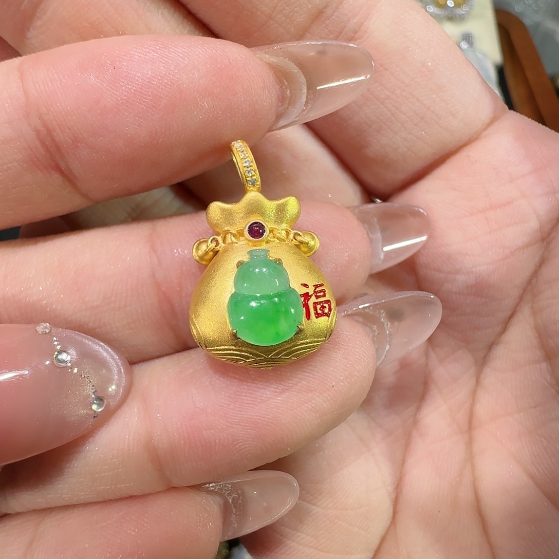 【闪购商品】颈饰18K金镶嵌翡翠欧**?