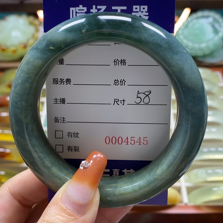 未镶嵌岫玉手镯布***了手镯