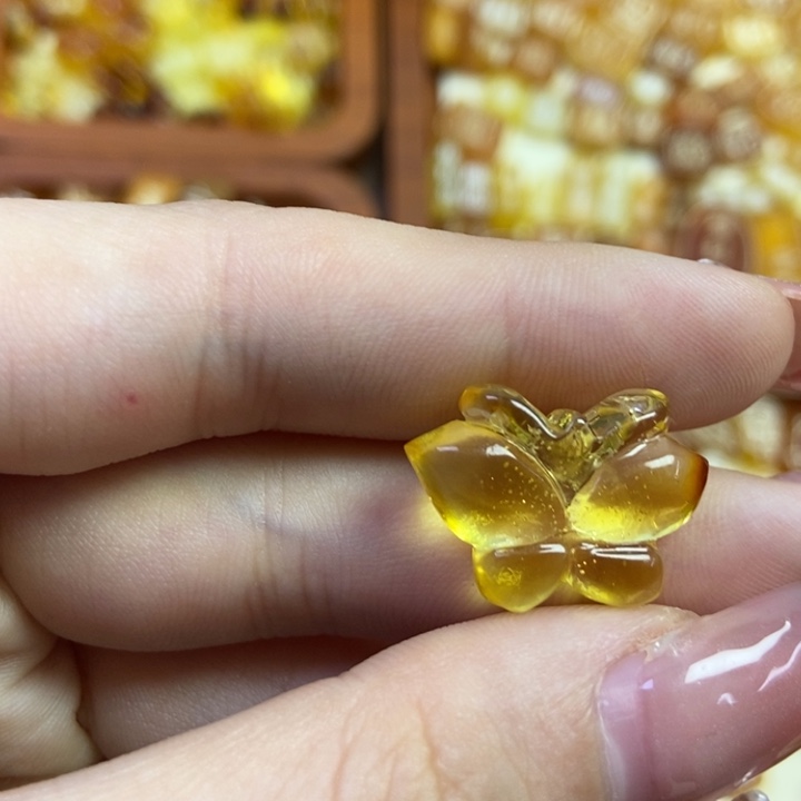 琥珀未镶嵌珠宝奇石蝴蝶