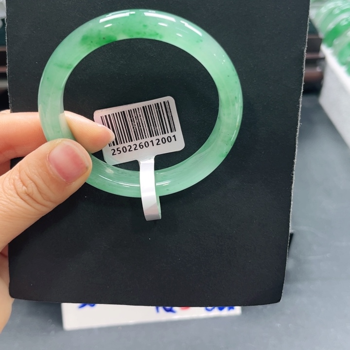 m***o石英质玉（非洲翠）未镶嵌手镯