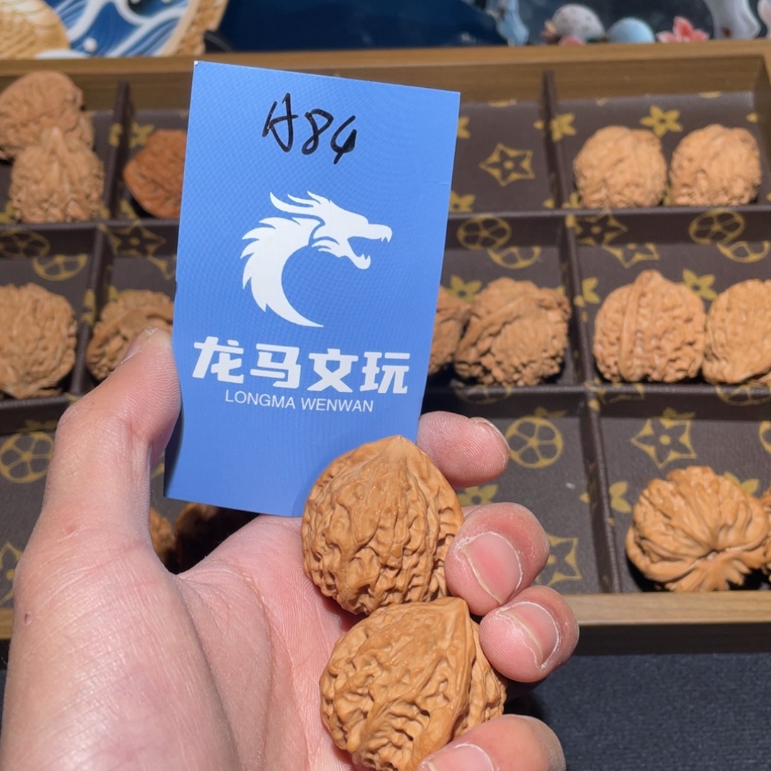 刘***。桃核吊坠金牛 编号A84