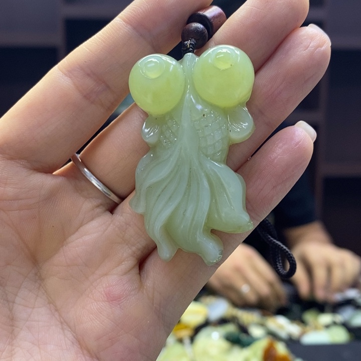 蛇纹石玉未镶嵌颈饰