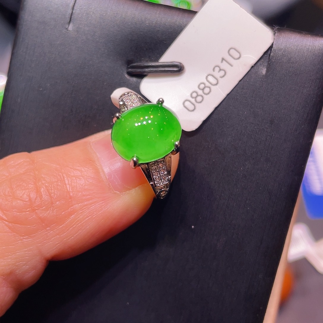 翡翠未镶嵌颈饰戒指