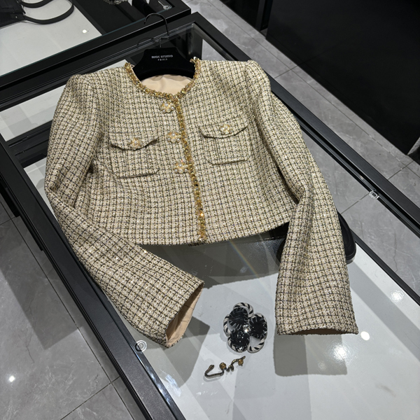 25年春装新款女装 时尚法式金线粗花呢珍珠花朵扣短款外套-W062