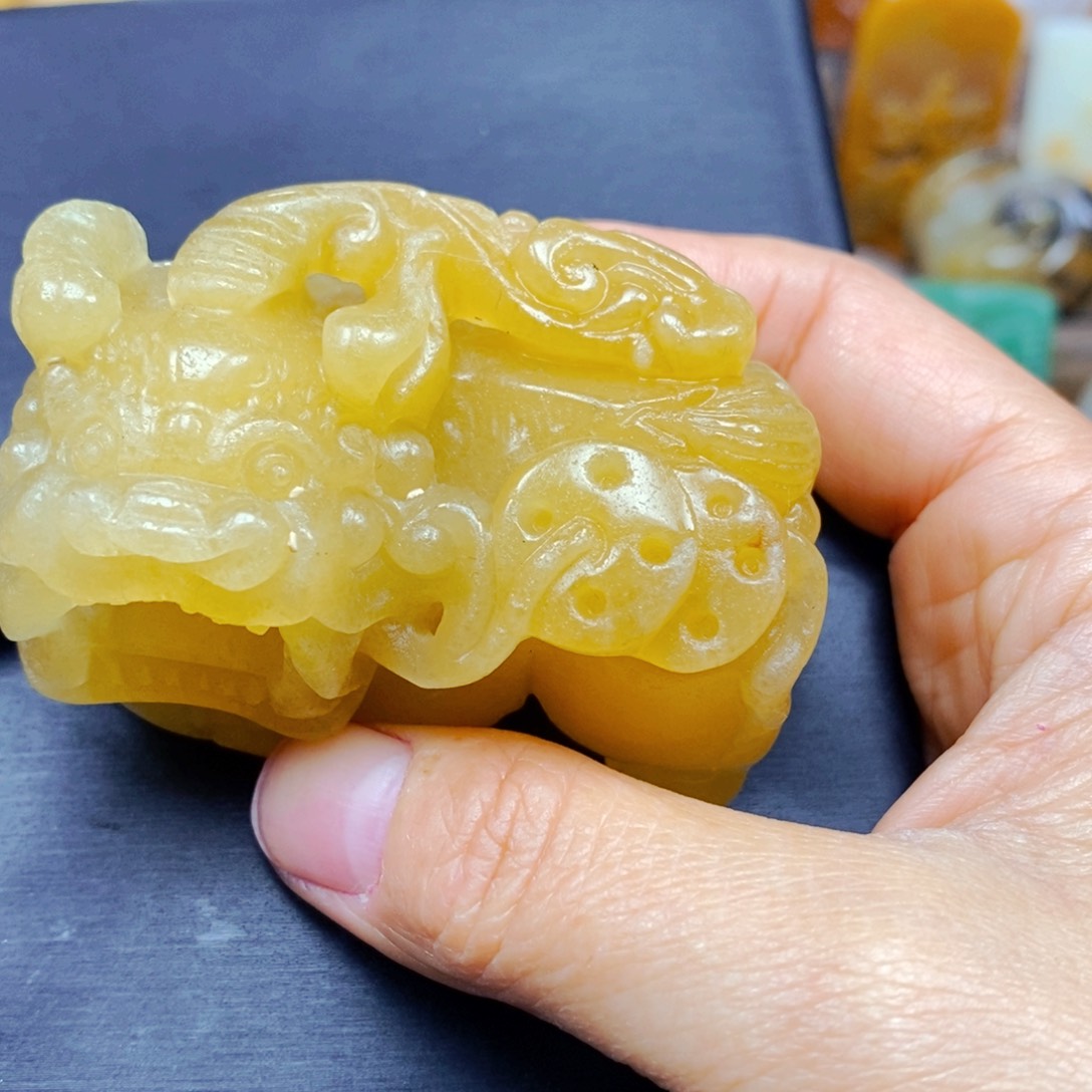 石英质玉（黄龙玉）颈饰未镶嵌